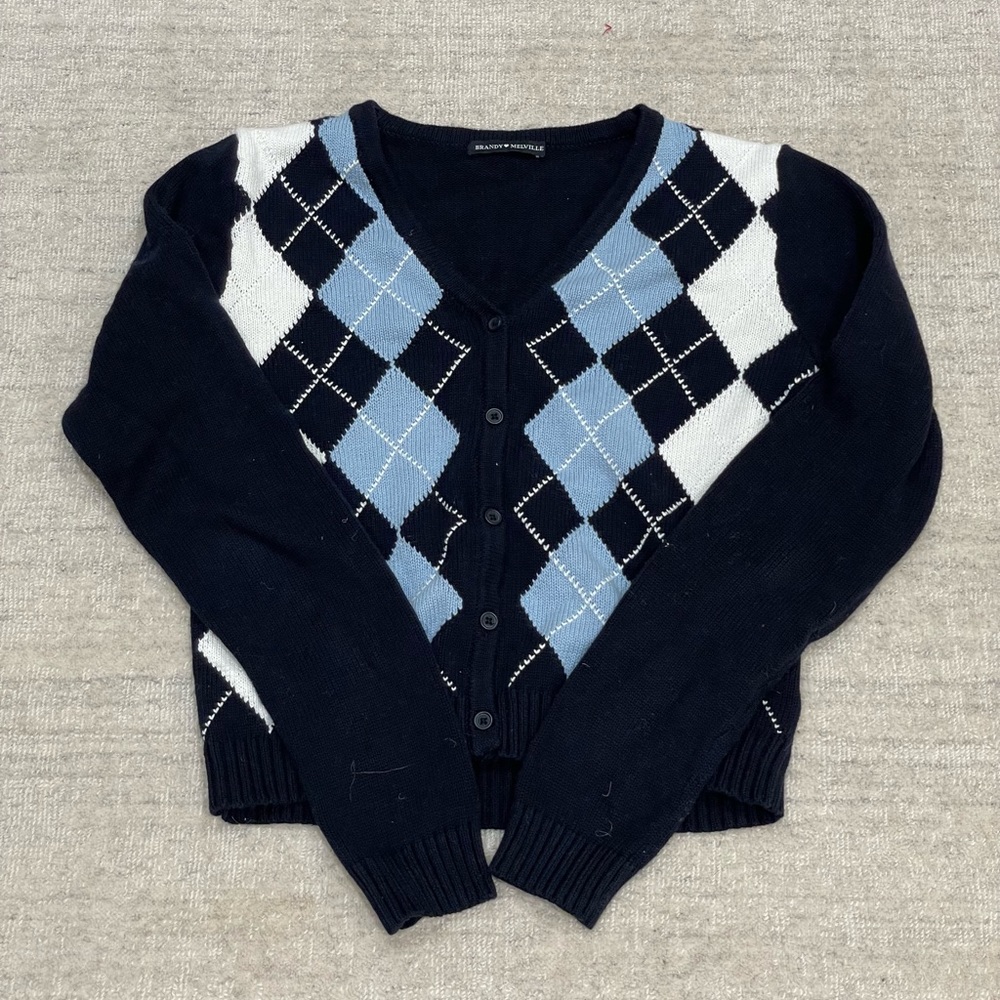 Cute, cropped, brandy Melville sweater cardigan. Old school preppy vibes📚💰🎓